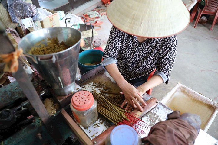 Explore Vietnamese conical hat and incense making traditions on a small group tour from Hanoi, photo 40 | wizardtrip