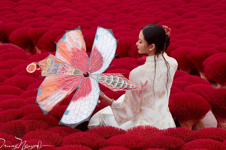 Explore Vietnamese conical hat and incense making traditions on a small group tour from Hanoi, photo 43 | wizardtrip