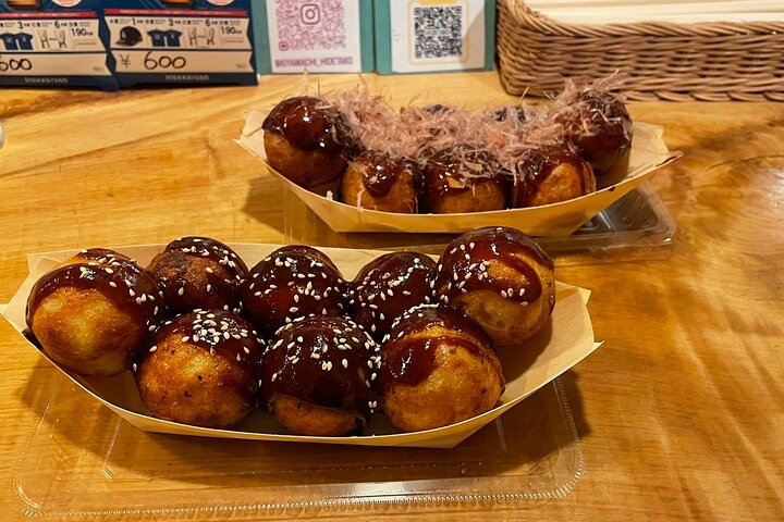 Un tour gastronomique guidé à travers les quartiers historiques de Gion et Pontocho à Kyoto, dégustant des spécialités locales, photo 6 | wizardtrip