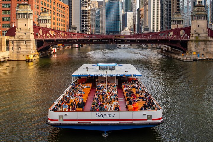 Chicago river cruise showcasing iconic skyscrapers and the city skyline, photo 1 | wizardtrip