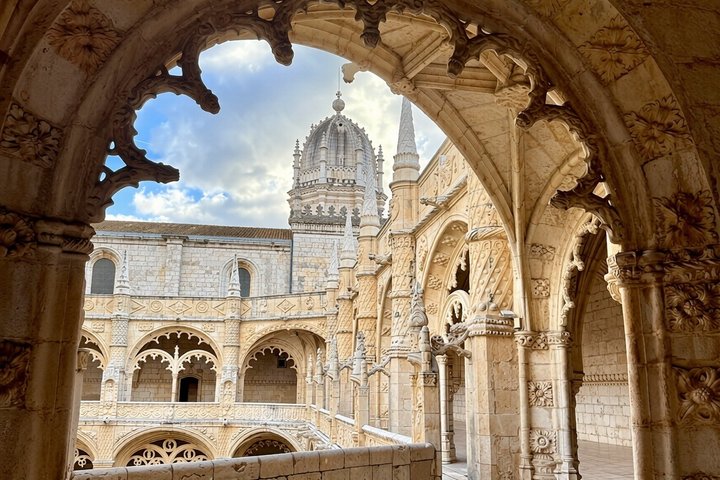 Walking tour in Belém, Lisbon, exploring Jerónimos Monastery and tasting Pastel de Belém, photo 6 | wizardtrip