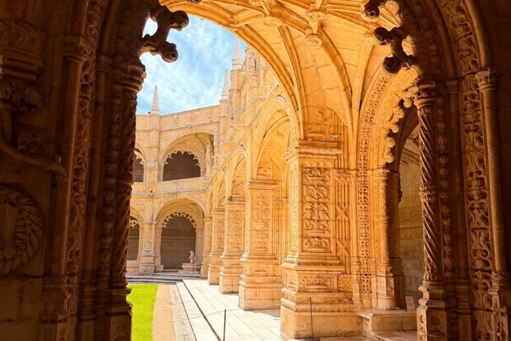 Walking tour in Belém, Lisbon, exploring Jerónimos Monastery and tasting Pastel de Belém, photo 11 | wizardtrip