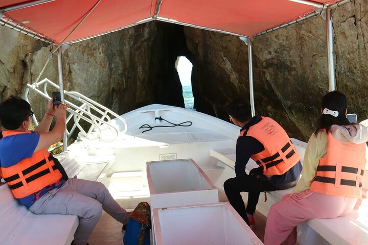 Glass bottom boat tour to the Arch of Cabo San Lucas, Mexico, showcasing marine life and rock formations, photo 10 | wizardtrip