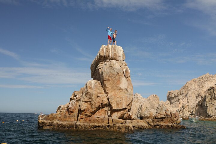 Glass bottom boat tour to the Arch of Cabo San Lucas, Mexico, showcasing marine life and rock formations, photo 12 | wizardtrip