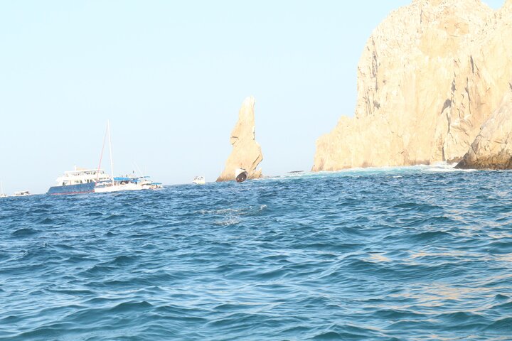 Glass bottom boat tour to the Arch of Cabo San Lucas, Mexico, showcasing marine life and rock formations, photo 14 | wizardtrip