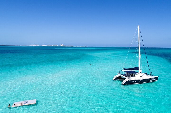 メキシコ、プエルト・モレロスでの浅い砂州へのカタマランセーリングツアー、水泳とランチ付き、写真6 | wizardtrip
