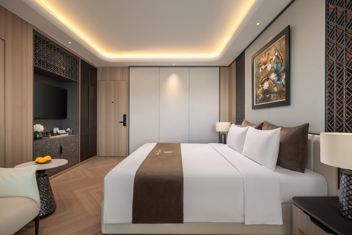 Luxe cruise die door de prachtige kalkstenen karsten van Halong Bay, Vietnam vaart, foto 7 | wizardtrip