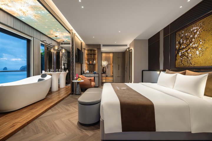 Luxe cruise die door de prachtige kalkstenen karsten van Halong Bay, Vietnam vaart, foto 9 | wizardtrip