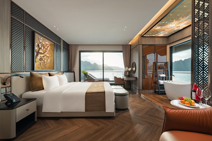 Luxe cruise die door de prachtige kalkstenen karsten van Halong Bay, Vietnam vaart, foto 10 | wizardtrip