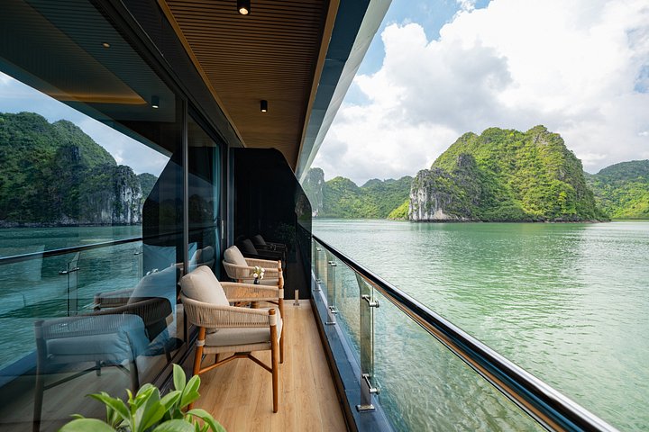 Luxe cruise die door de prachtige kalkstenen karsten van Halong Bay, Vietnam vaart, foto 12 | wizardtrip