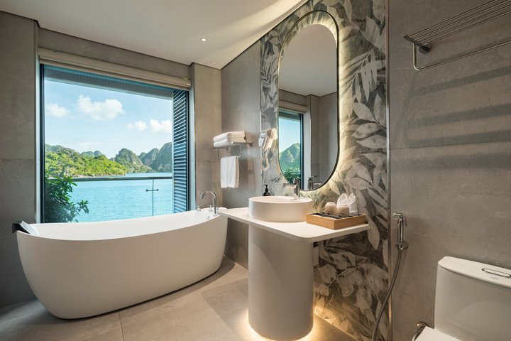Luxe cruise die door de prachtige kalkstenen karsten van Halong Bay, Vietnam vaart, foto 13 | wizardtrip