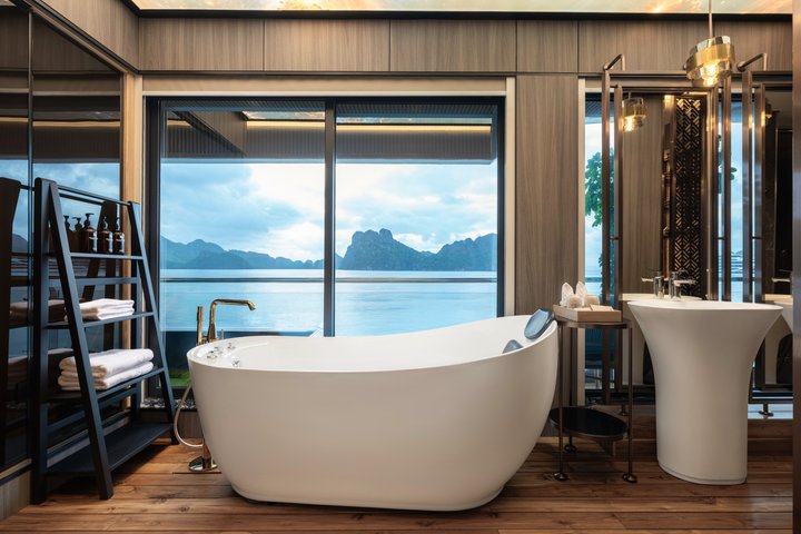 Luxe cruise die door de prachtige kalkstenen karsten van Halong Bay, Vietnam vaart, foto 14 | wizardtrip