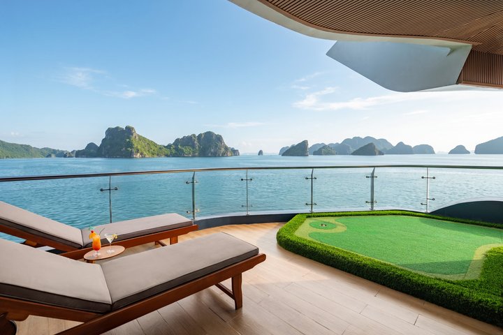 Luxe cruise die door de prachtige kalkstenen karsten van Halong Bay, Vietnam vaart, foto 15 | wizardtrip
