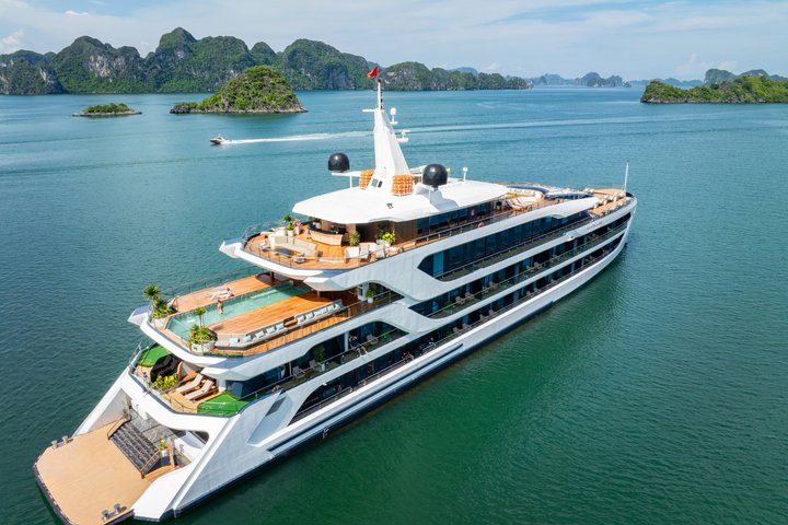 Luxe cruise die door de prachtige kalkstenen karsten van Halong Bay, Vietnam vaart, foto 17 | wizardtrip