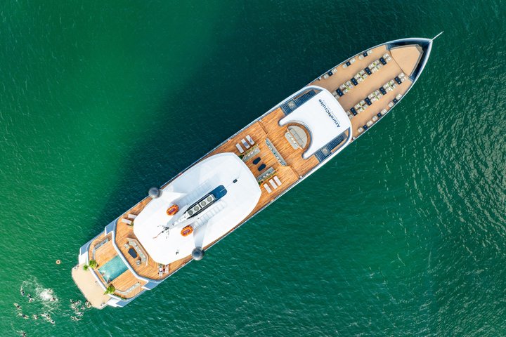 Luxe cruise die door de prachtige kalkstenen karsten van Halong Bay, Vietnam vaart, foto 18 | wizardtrip