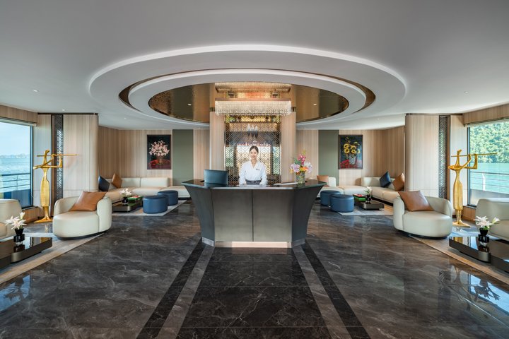 Luxe cruise die door de prachtige kalkstenen karsten van Halong Bay, Vietnam vaart, foto 20 | wizardtrip