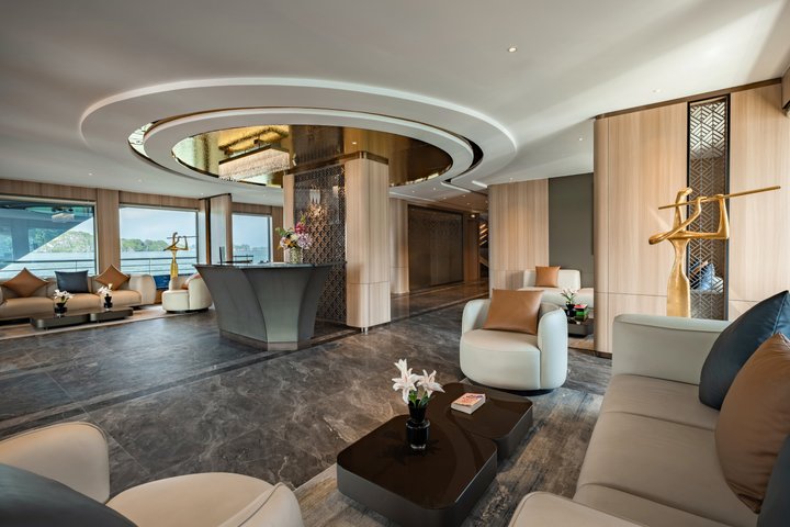 Luxe cruise die door de prachtige kalkstenen karsten van Halong Bay, Vietnam vaart, foto 21 | wizardtrip