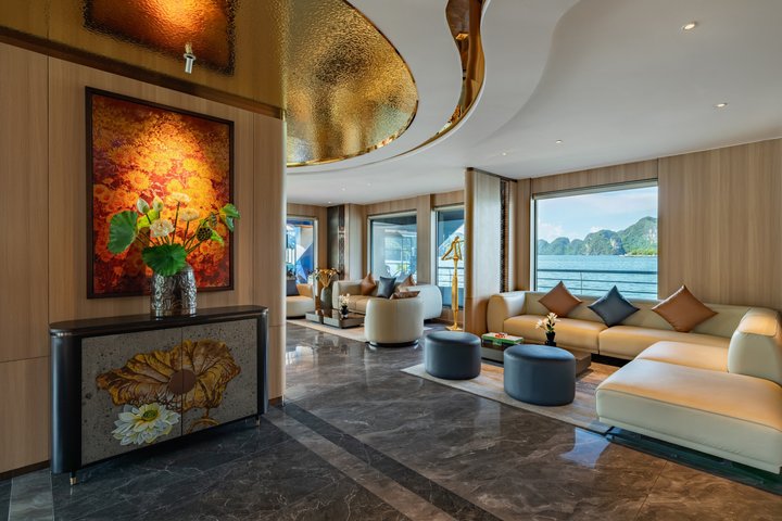 Luxe cruise die door de prachtige kalkstenen karsten van Halong Bay, Vietnam vaart, foto 22 | wizardtrip