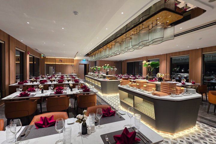 Luxe cruise die door de prachtige kalkstenen karsten van Halong Bay, Vietnam vaart, foto 29 | wizardtrip
