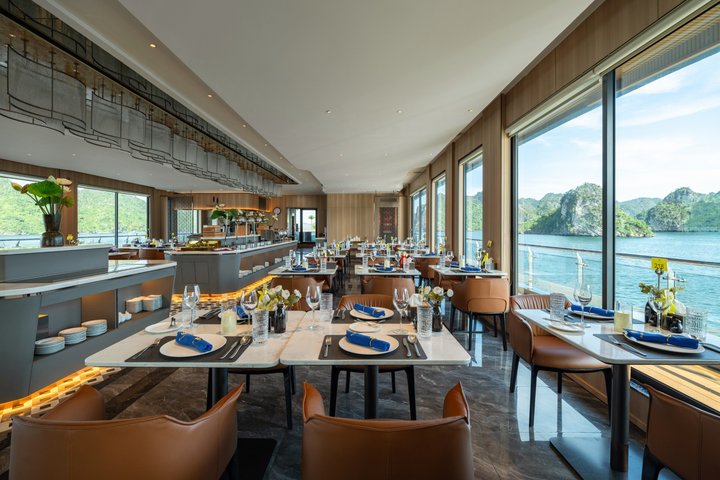 Luxe cruise die door de prachtige kalkstenen karsten van Halong Bay, Vietnam vaart, foto 31 | wizardtrip