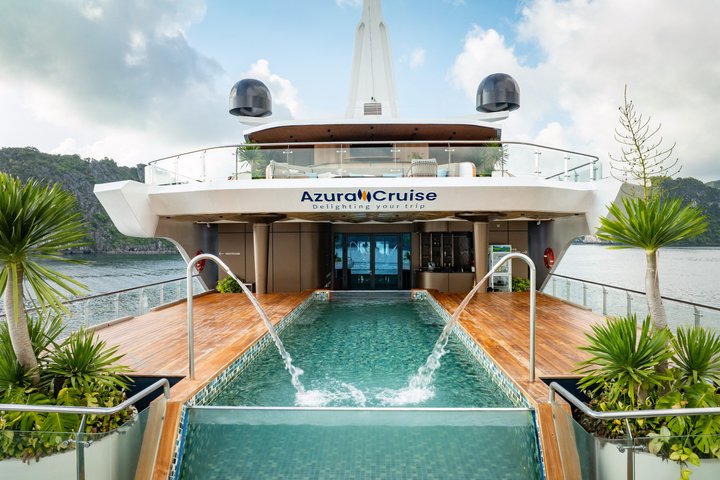 Luxe cruise die door de prachtige kalkstenen karsten van Halong Bay, Vietnam vaart, foto 37 | wizardtrip