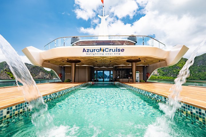 Luxe cruise die door de prachtige kalkstenen karsten van Halong Bay, Vietnam vaart, foto 38 | wizardtrip