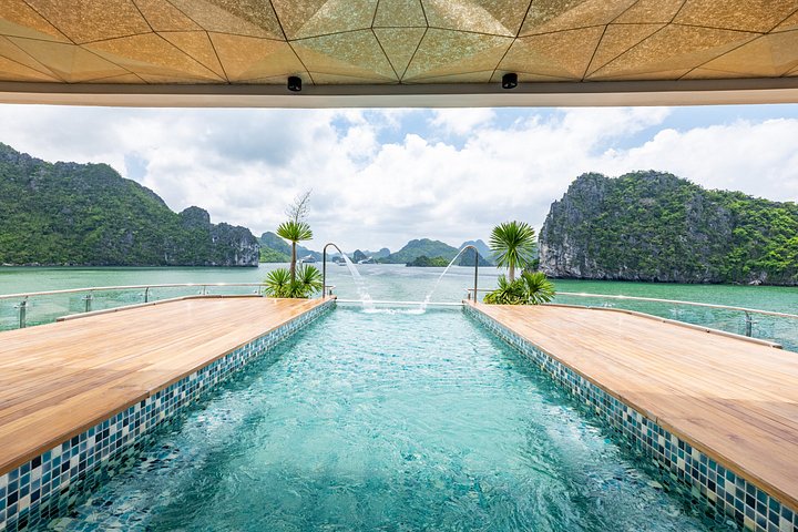 Luxe cruise die door de prachtige kalkstenen karsten van Halong Bay, Vietnam vaart, foto 39 | wizardtrip