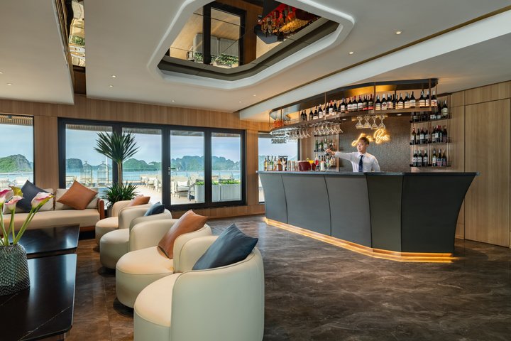 Luxe cruise die door de prachtige kalkstenen karsten van Halong Bay, Vietnam vaart, foto 40 | wizardtrip