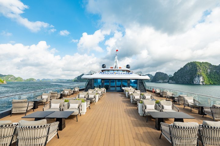 Luxe cruise die door de prachtige kalkstenen karsten van Halong Bay, Vietnam vaart, foto 42 | wizardtrip