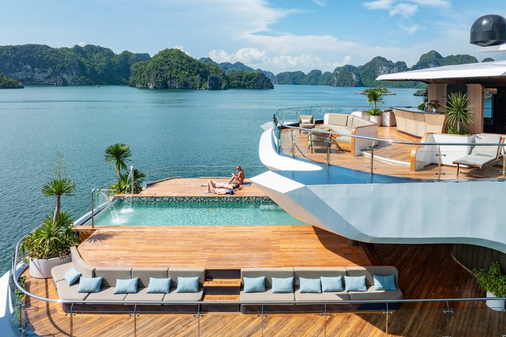 Luxe cruise die door de prachtige kalkstenen karsten van Halong Bay, Vietnam vaart, foto 43 | wizardtrip