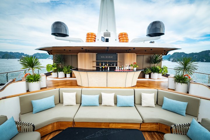 Luxe cruise die door de prachtige kalkstenen karsten van Halong Bay, Vietnam vaart, foto 44 | wizardtrip