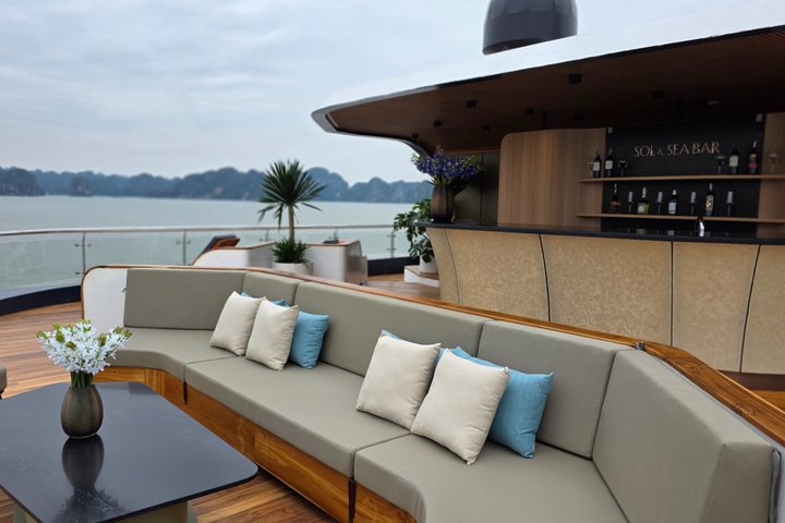 Luxe cruise die door de prachtige kalkstenen karsten van Halong Bay, Vietnam vaart, foto 46 | wizardtrip