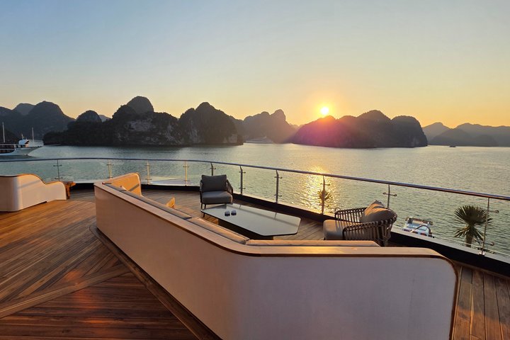 Luxe cruise die door de prachtige kalkstenen karsten van Halong Bay, Vietnam vaart, foto 47 | wizardtrip