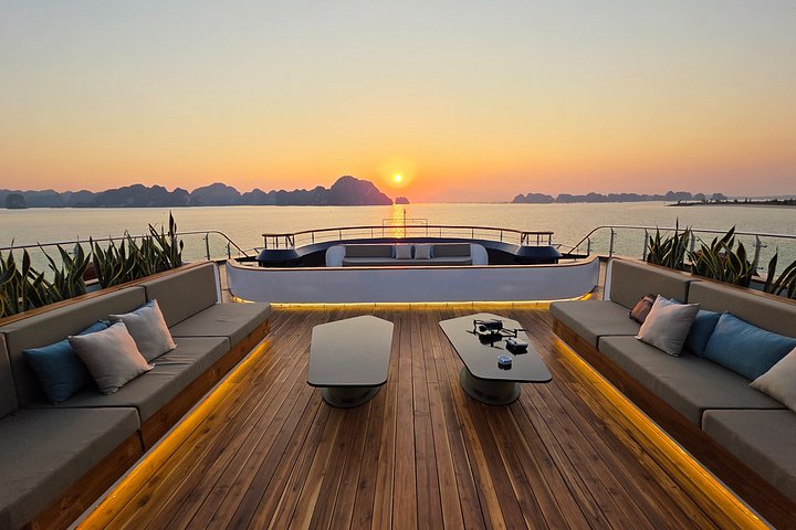 Luxe cruise die door de prachtige kalkstenen karsten van Halong Bay, Vietnam vaart, foto 48 | wizardtrip