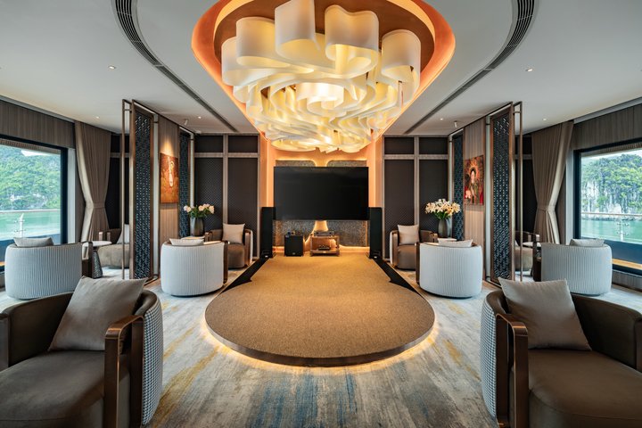 Luxe cruise die door de prachtige kalkstenen karsten van Halong Bay, Vietnam vaart, foto 49 | wizardtrip