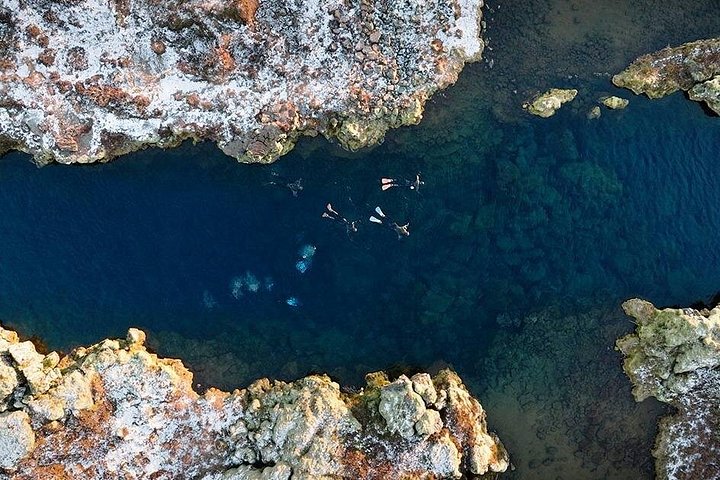 Snorkel in het kristalheldere water van de Silfra-kloof, IJsland, tussen tektonische platen, foto 9 | wizardtrip