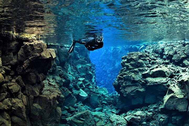 Snorkel in het kristalheldere water van de Silfra-kloof, IJsland, tussen tektonische platen, foto 18 | wizardtrip