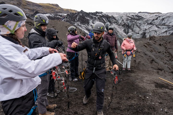 Gletsjervandring i små grupper på Sólheimajökull, Island, med blå is og sprækker, foto 6 | wizardtrip