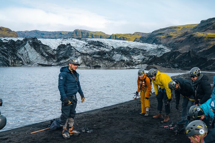 Gletsjervandring i små grupper på Sólheimajökull, Island, med blå is og sprækker, foto 7 | wizardtrip