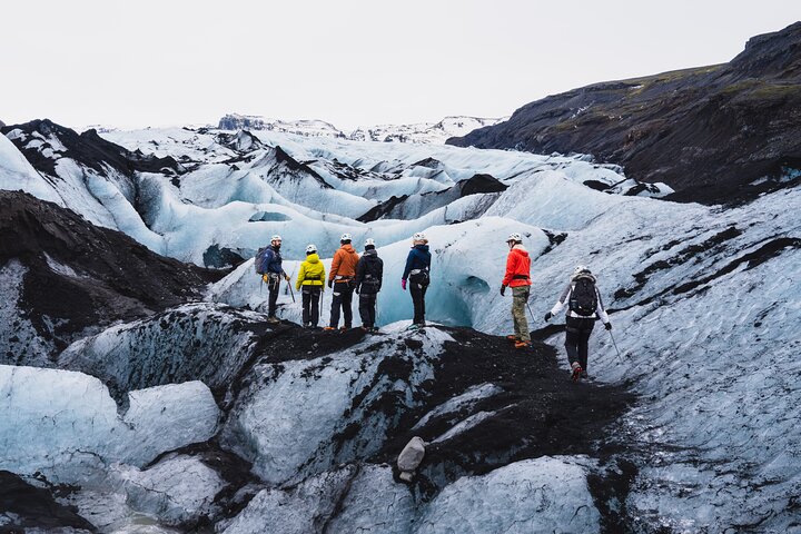 Gletsjervandring i små grupper på Sólheimajökull, Island, med blå is og sprækker, foto 8 | wizardtrip