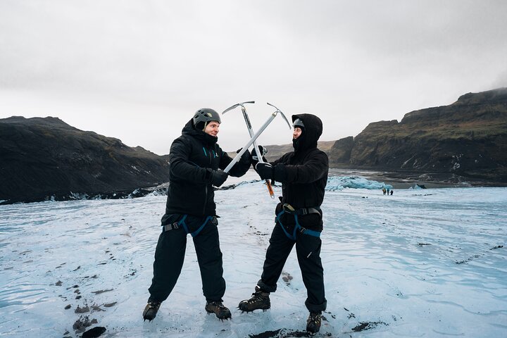 Gletsjervandring i små grupper på Sólheimajökull, Island, med blå is og sprækker, foto 9 | wizardtrip