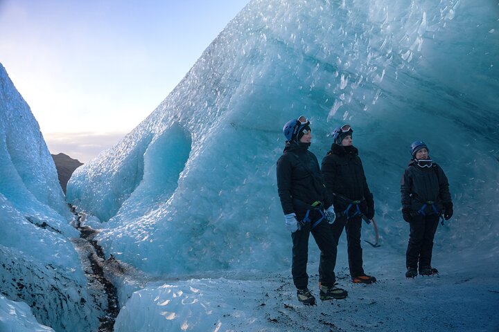 Gletsjervandring i små grupper på Sólheimajökull, Island, med blå is og sprækker, foto 10 | wizardtrip
