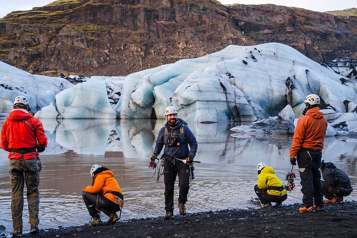 Gletsjervandring i små grupper på Sólheimajökull, Island, med blå is og sprækker, foto 11 | wizardtrip
