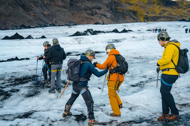 Gletsjervandring i små grupper på Sólheimajökull, Island, med blå is og sprækker, foto 12 | wizardtrip