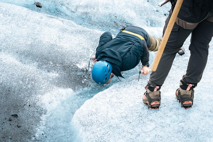 Gletsjervandring i små grupper på Sólheimajökull, Island, med blå is og sprækker, foto 13 | wizardtrip