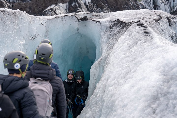 Gletsjervandring i små grupper på Sólheimajökull, Island, med blå is og sprækker, foto 14 | wizardtrip
