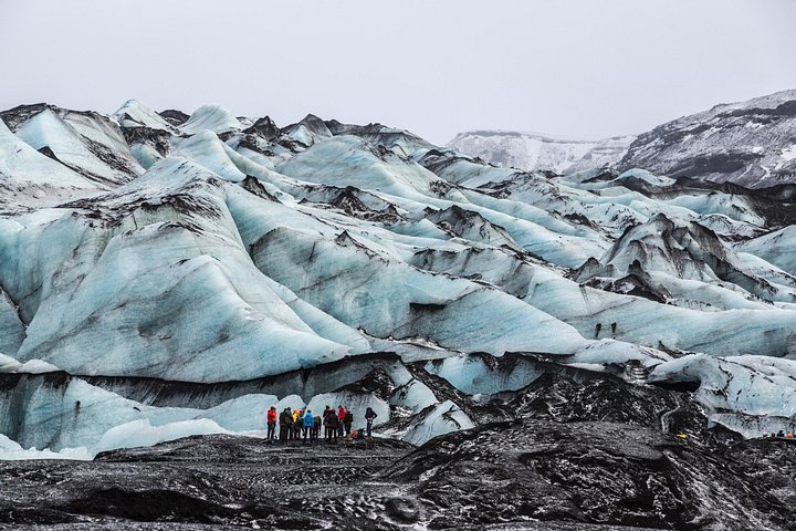 Gletsjervandring i små grupper på Sólheimajökull, Island, med blå is og sprækker, foto 15 | wizardtrip