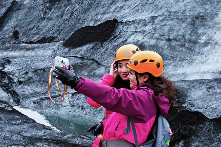 Gletsjervandring i små grupper på Sólheimajökull, Island, med blå is og sprækker, foto 16 | wizardtrip