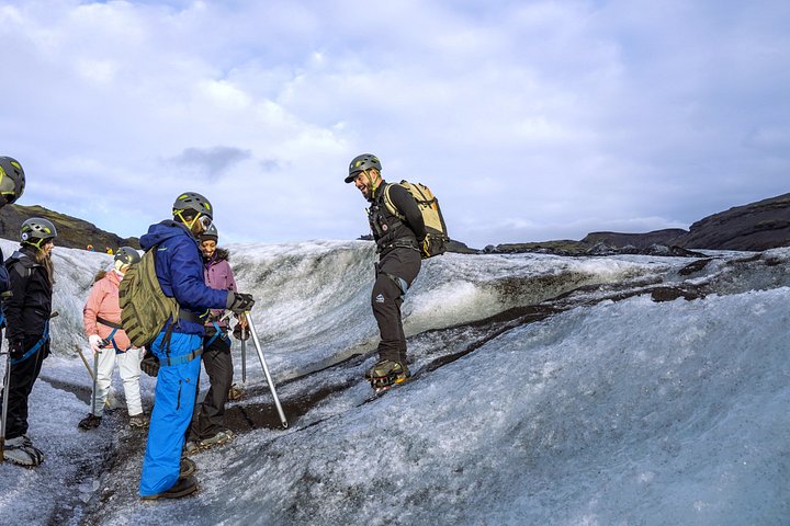Gletsjervandring i små grupper på Sólheimajökull, Island, med blå is og sprækker, foto 17 | wizardtrip