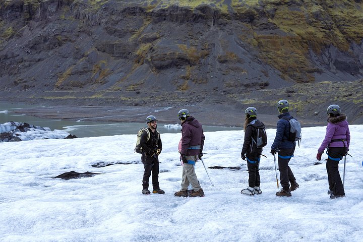 Gletsjervandring i små grupper på Sólheimajökull, Island, med blå is og sprækker, foto 18 | wizardtrip